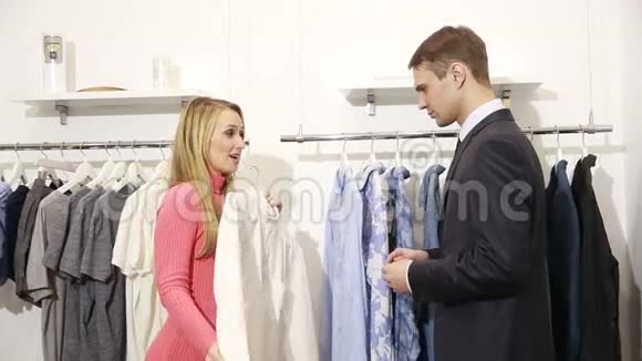 男店员在商场给女人看衬衫穿着商务服的男人穿着衬衫视频的预览图