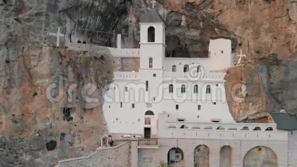 Ostrog修道院是塞尔维亚东正教修道院与OstroskaGreda几乎垂直的岩石相对视频的预览图