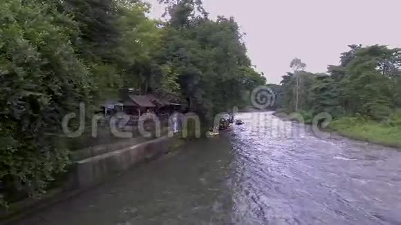 2017年泰国河上的白水漂流的乐趣视频的预览图