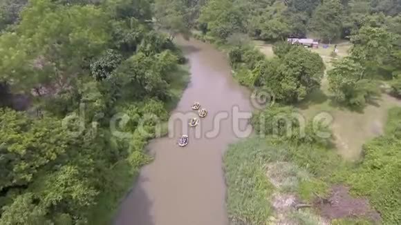 2017年泰国河上的白水漂流的乐趣视频的预览图
