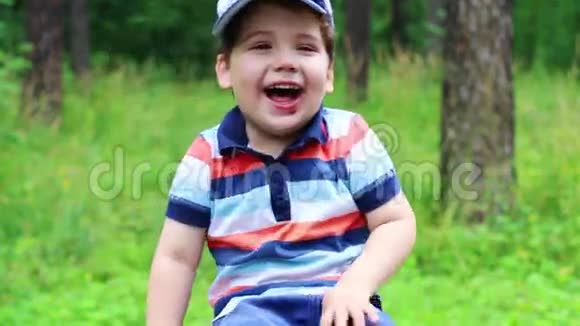 戴帽子的男孩在夏天公园笑视频的预览图