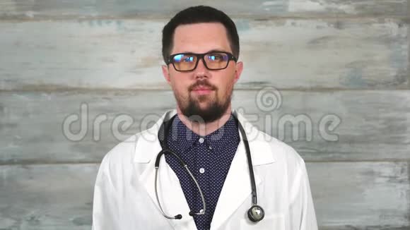 成年男性医生听诊器白色外套和眼镜视频的预览图