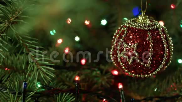 美丽的圣诞构图带球和花环的圣诞树视频的预览图