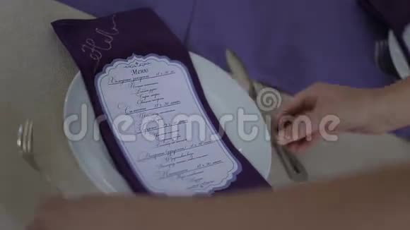 女服务员在婚礼上端桌视频的预览图