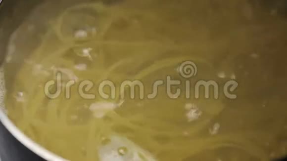 意大利面是用沸水在金属锅里煮的视频的预览图