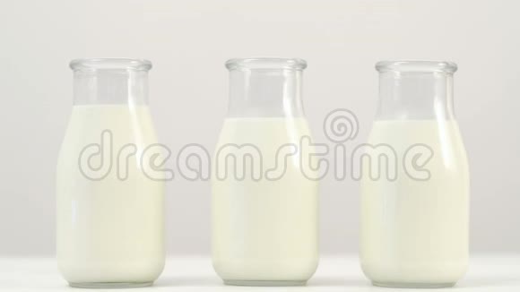 三个牛奶瓶白色背景幻灯片视频的预览图