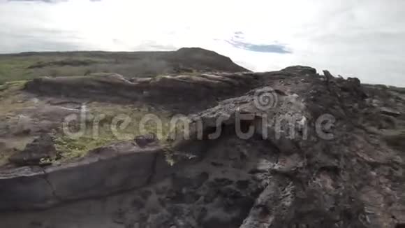 厄瓜多尔加拉帕戈斯国家公园中国帽子岛上的熔岩管视频的预览图