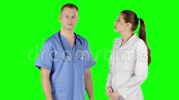 两个年轻的医生在一起交谈绿色屏幕视频的预览图