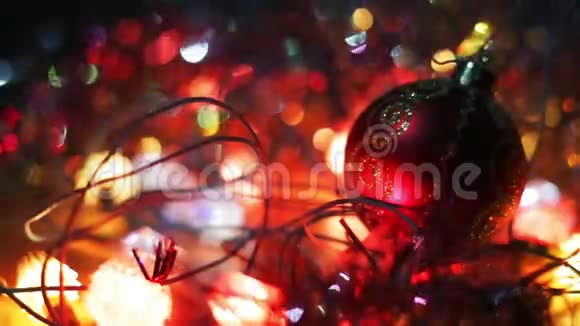 圣诞节和新年装饰把宝布尔挂起来摘要模糊的博克假日背景闪烁的加兰视频的预览图