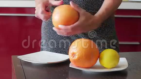 葡萄柚和柠檬放在盘子里视频的预览图