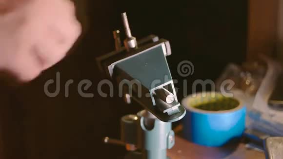 小型金属工件的加工工头使用小型DIY工具旋转虎钳特写浅DOF的业余工作视频的预览图