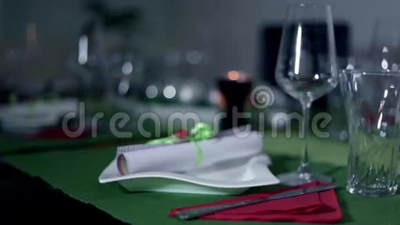 为庆祝新年前夕特别装饰的餐桌视频的预览图