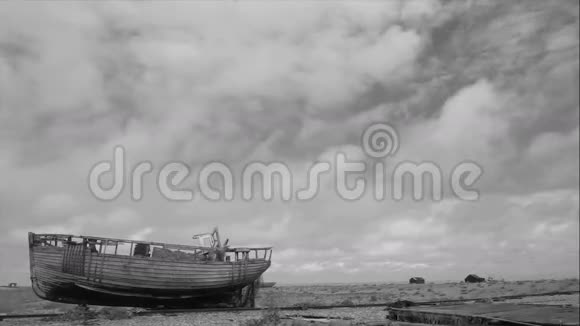 旧船与移动的天空视频的预览图