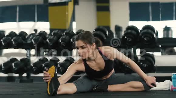 漂亮的女孩在健身房背景下伸展身体视频的预览图