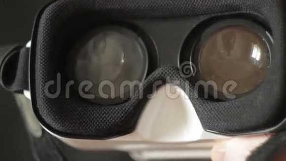 曼斯双手拿着虚拟现实眼镜vr戴上黑色背景视频的预览图