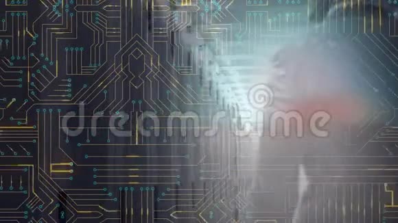 一个人在电脑服务器室里行走而发光的主板则在前台移动视频的预览图