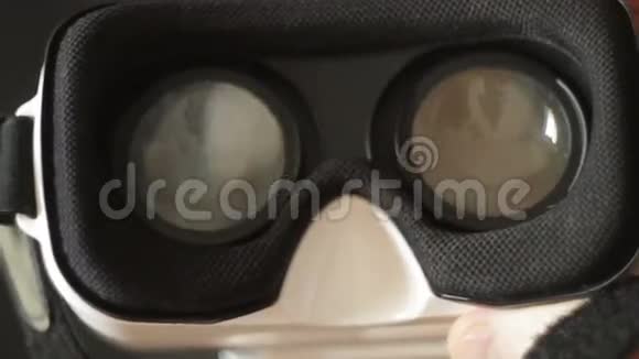 曼斯双手拿着虚拟现实眼镜vr戴上黑色背景视频的预览图