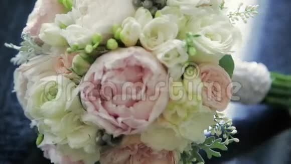 五颜六色的花束躺在桌子上等待新娘婚礼气氛新娘的配饰粉色玫瑰甜美视频的预览图