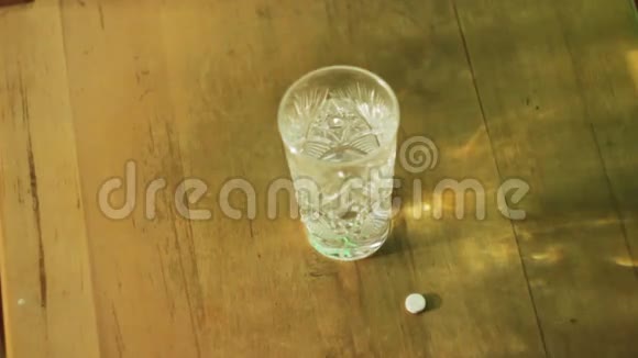 人用一杯水把药片洗下来视频的预览图