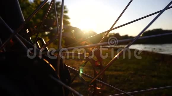 一辆自行车靠太阳旋转的盘式制动器的特写镜头视频的预览图