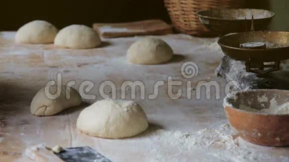 准备面团在面包店烤视频的预览图