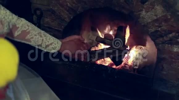 壁炉前床上情侣的双腿细节视频的预览图