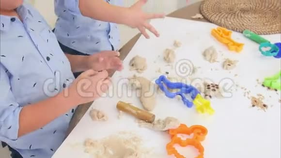 两个可爱的小男孩玩面团学习如何烘焙视频的预览图