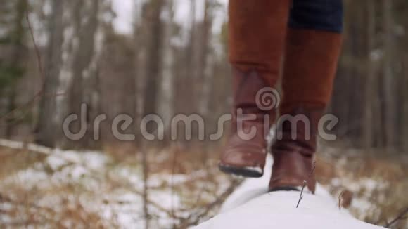 女人走在白雪皑皑的森林里视频的预览图
