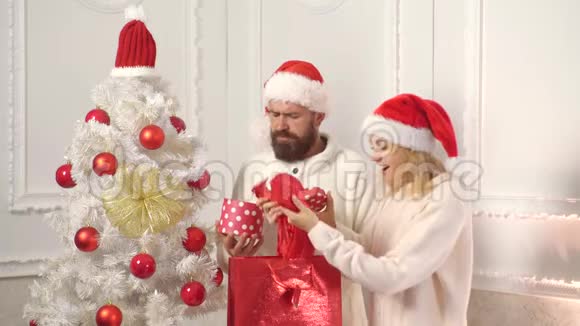 带圣诞礼物的圣诞夫妇圣诞背景下的幸福家庭带礼盒圣诞快乐新年快乐视频的预览图