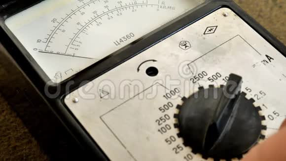 电动电压计使用电压表检查办公设备的电工视频的预览图