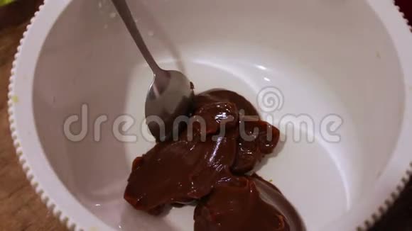 巧克力奶油倒入容器中视频的预览图