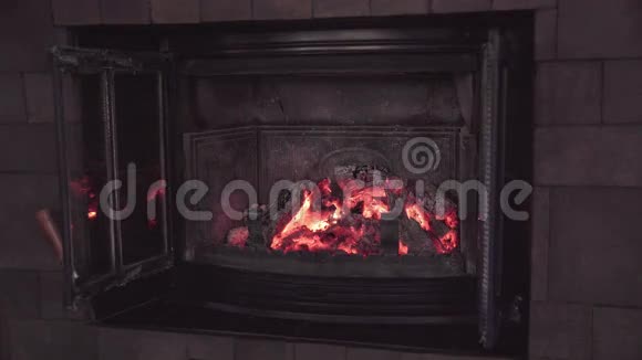 把木头放在家里着火视频的预览图