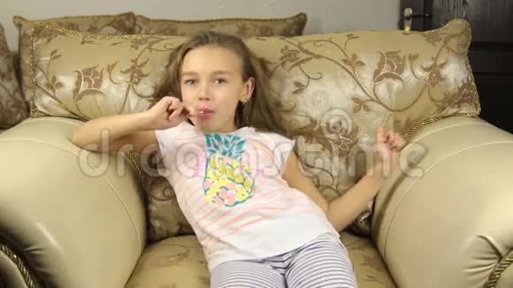 女孩用柠檬的形式在棍子上舔糖果视频的预览图