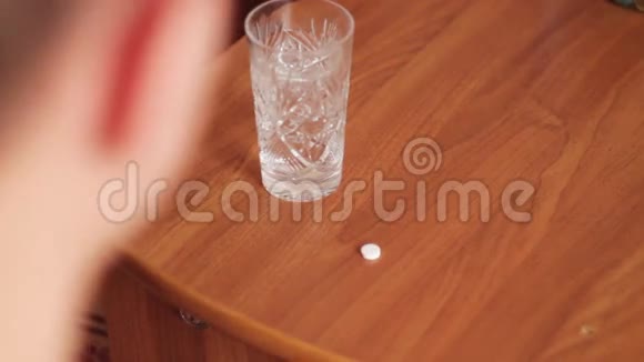人用一杯水把药片洗下来视频的预览图