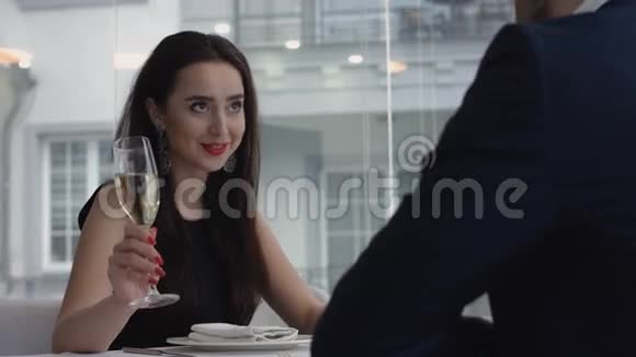 浪漫晚餐在豪华美食餐厅享用香槟红酒视频的预览图