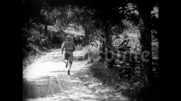 男子在乡村公路上奔跑同时登上马车视频的预览图