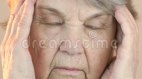 老妇人头痛把脸贴紧视频的预览图