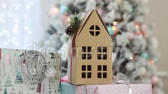 圣诞树下的两层纸房子新年视频的预览图