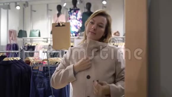 在商店里挑选衣服的年轻美女视频的预览图