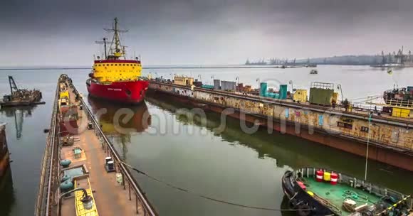 大型浮船坞升至水面以上进行修复视频的预览图