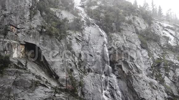 加州约塞米蒂雨水冲下花岗岩壁视频的预览图