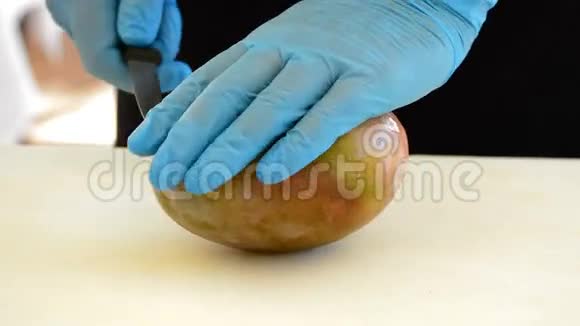 专业厨师把芒果切成两半视频的预览图