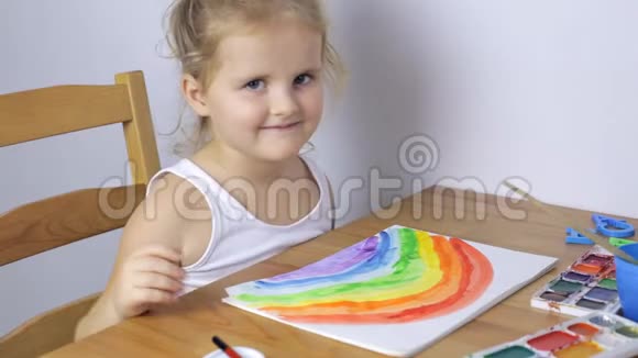 年轻女孩在家画一幅画视频的预览图