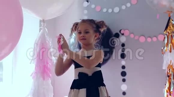 小女孩蹦蹦跳跳地玩着庆祝生日视频的预览图