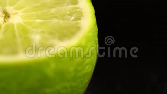 带水滴的柠檬切宏观射击柑桔上的水珠大范围拍摄柑橘绿色多汁视频的预览图