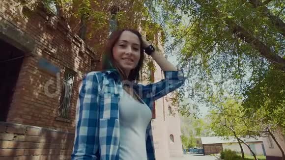 可爱的年轻女人在老城走来走去微笑着女孩独自探索老城环顾四周视频的预览图