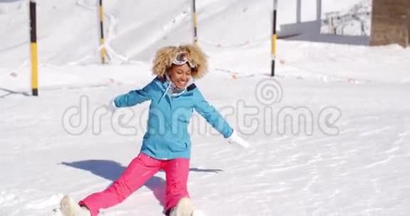 在白雪中做雪天使的年轻女子视频的预览图