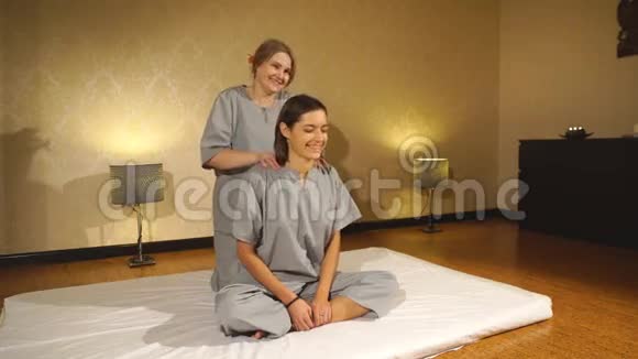 女人在水疗中心做泰式草药按摩视频的预览图