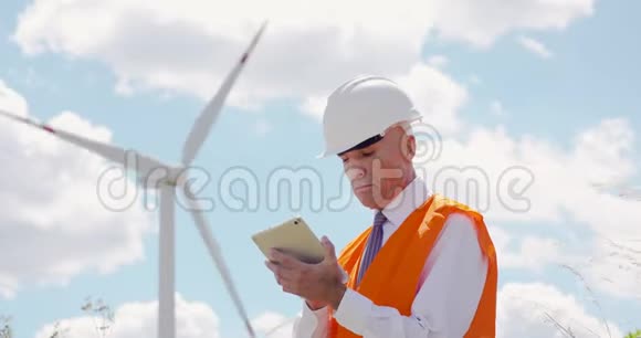 能源工程师工作的数字平板电脑再次风车农场视频的预览图