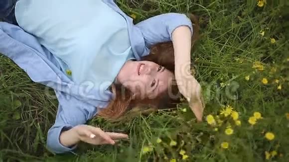 女孩躺在野花里视频的预览图